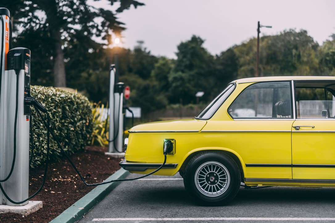 BMW 2002te charging port